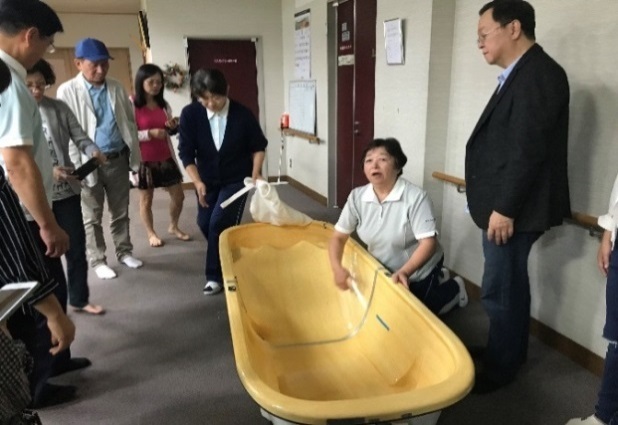 日籍講師介紹活動式居家沐浴車