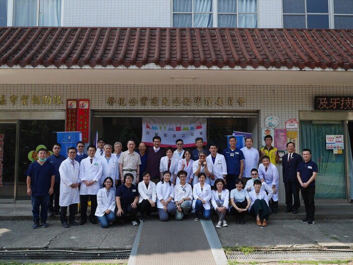 與河原英雄之友會的日籍醫師一同前往台南柳營重溪社區假牙義診